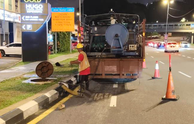 MUE Malaysia team conducting CCTV inspection of underground pipeline