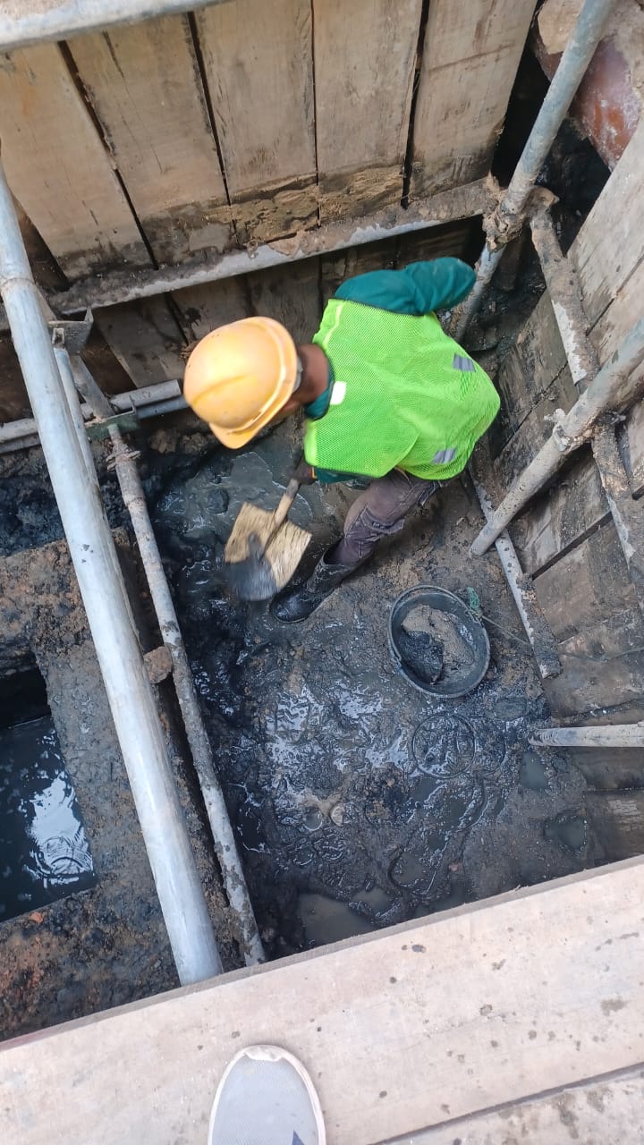 MUE workers performing manual excavation at construction site