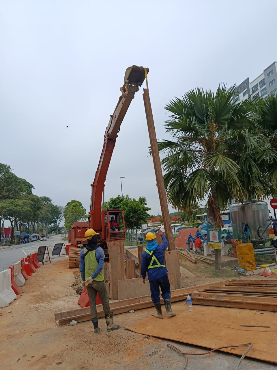 MUE team conducting underground pipeline maintenance works