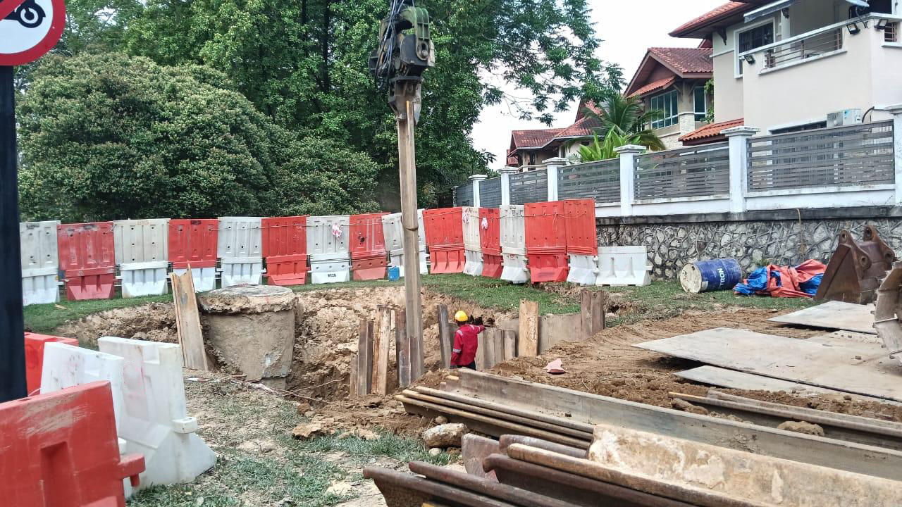 MUE Workers operating equipment for underground pipeline flushing